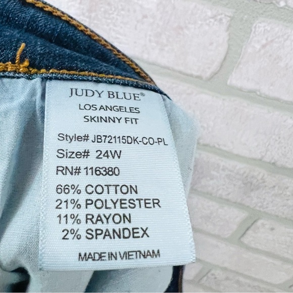Judy Blue Skinny Fit  Dark Wash Capri Jeans Size 24W - Picture 9 of 9